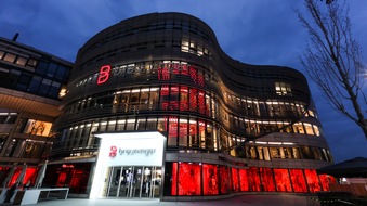 Düsseldorfer Flagship Store leuchtet in Rot / Breuninger mahnt zur Öffnung des Handels