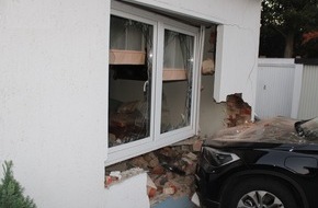 Polizei Minden-Lübbecke: POL-MI: Autofahrerin fährt gegen eigene Hauswand
