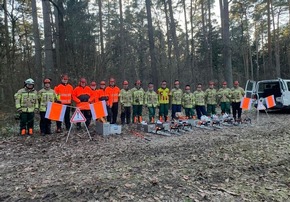 FW Lehrte: "Achtung - Baum fällt" - Stadtfeuerwehr Lehrte bildet 11 neue Motorsägenführer*innen aus