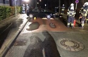 Feuerwehr Sprockhövel: FW-EN: PKW fährt vor einem Baum