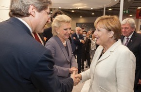 Schaeffler: Angela Merkel auf dem IAA-Messestand von Schaeffler / Mobilität für morgen: Schaeffler auf der IAA 2015 in Frankfurt