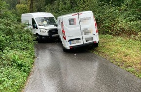 Polizei Mettmann: POL-ME: Paketdienstfahrzeuge stoßen frontal zusammen - Ratingen - 2209077