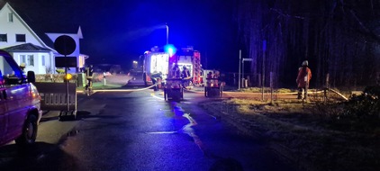 Freiwillige Feuerwehr Gemeinde Schiffdorf: FFW Schiffdorf: Außenstehender Ofen fängt im Hinterhof an zu brennen