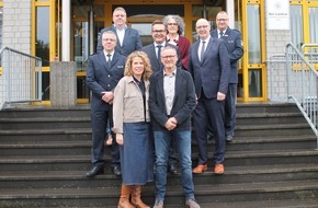 Kreispolizeibehörde Kleve: POL-KLE: Kreis Kleve - Erster Polizeihauptkommissar Thomas Jäger im Ruhestand / Leiter der Polizeiwache Geldern in Kleve feierlich verabschiedet