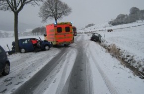 Polizeiinspektion Hameln-Pyrmont/Holzminden: POL-HOL: Zusammenstoß bei winterlichen Straßenverhältnissen - Beide Fahrzeugführer verletzt / Beide PKW Totalschaden -