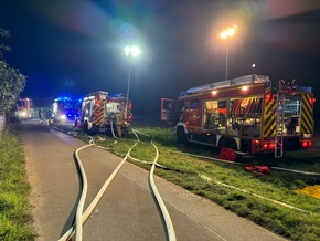 FW Rheurdt: Feuerwehr bekämpft massiven Dachstuhlbrand