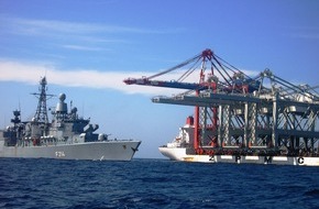 Presse- und Informationszentrum Marine: Riesige Hafenkräne auf dem Atlantik verblüffen Marinesoldaten