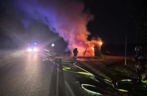 Feuerwehr Meerbusch: FW Meerbusch: N&auml;chtlicher Vollbrand eines Verkaufsstandes
