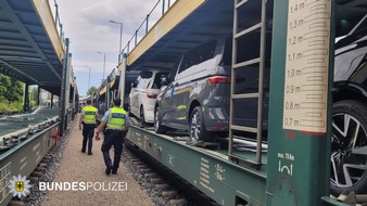 Bundespolizeidirektion München: Bundespolizeidirektion München: Diebstahl aus Autozug / Tatverdächtige nach skurriler Flucht gestellt