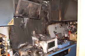 Feuerwehr Essen: FW-E: Ein Toter durch Brand in der Küche, Essen-Frillendorf, Elisabethstr., am 04.12.05 um 02:12 Uhr