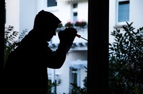 Polizei Rhein-Erft-Kreis: POL-REK: Unbekannte warfen Schaufensterscheibe ein - Kerpen