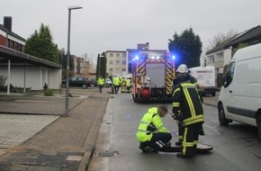 Freiwillige Feuerwehr Bad Salzuflen: FF Bad Salzuflen: Neun Häuser im Sperberweg nach Gasaustritt evakuiert / Rund 15 Betroffene kommen in Bullis und einem mobilen Aufenthaltsraum unter