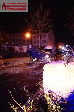 FW-PL: OT-Stadtmitte. PKW überschlägt sich. 1 Verletzter