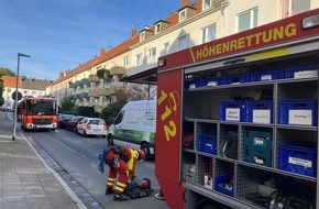 Feuerwehr Hannover: FW Hannover: Frau vom Dach eines Mehrfamilienhauses gerettet