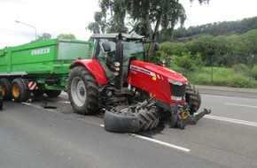 Polizeipräsidium Trier: POL-PPTR: Verkehrsunfall mit Traktor brachte Verkehr zum Erliegen