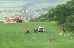 Polizeiinspektion Hameln-Pyrmont/Holzminden: POL-HOL: Unfall mit Pferdekutsche fordert einen Schwerstverletzten und eine Leichtverletzte - 60jähriger Kutschenführer mit Rettungshubschrauber in die Medizinische Hochschule geflogen -