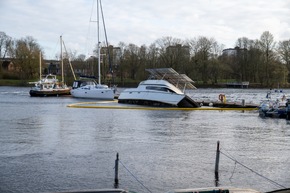 FW-RD: Feuerwehreinsatz am B&uuml;delsdorfer Yacht Club: Katamaran droht zu sinken