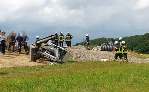 Feuerwehr Sprockhövel: FW-EN: Baggerfahrer kippt mit Arbeitsgerät auf die Seite