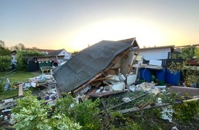 Feuerwehr Ratingen: FW Ratingen: Gartenhaus in Kleingartenanlage explodiert, 1 Person verletzt Ratingen Mitte, Formerstraße, 04.06.2023, 04:51 Uhr