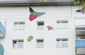 Geb&auml;ude- und Wohnungsbaugesellschaft Wernigerode mbH: "Willkommens-Erdbeeren" an GWW-Fassaden / Geb&auml;ude- und Wohnungsbaugesellschaft Wernigerode mbH wieder mit origineller Kunstaktion