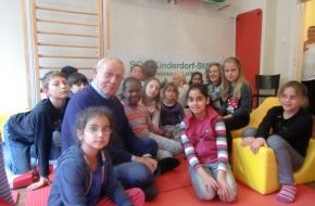 SOS-Kinderdorf e.V.: Geht ein Stifter stiften? Armin Maiwald, Schirmherr der SOS-Kinderdorf-Stiftung, klärt mit Kindern die Bedeutung der Redewendung