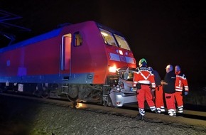 Polizeiinspektion Lüneburg/Lüchow-Dannenberg/Uelzen: POL-LG: ++ Kollision zwischen PKW und Regionalbahn ++ Zug schleift Kleinwagen Toyota mehrere hundert Meter mit ++ Fahrzeugführerin verstirbt im Fahrzeugwrack ++ halbseitige Schranken umfahren ++