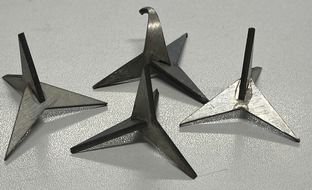 Polizeipr&auml;sidium Krefeld: POL-KR: Drei Autos durch Wurfeisen besch&auml;digt: Polizei sucht Zeugen