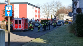 Feuerwehr Dortmund: FW-DO: Wohnungsbrand in Brackel - Eine verletzte Person mit Rettungshubschrauber in Klinik geflogen