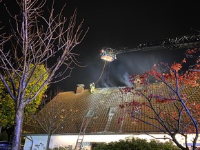 FW-GL: Einfamilienhaus im Stadtteil Bärbroich von Bergisch Gladbach durch Dachstuhlbrand schwer beschädigt