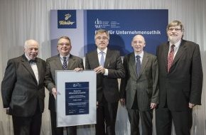 Tchibo GmbH: Ausgezeichnete Nachhaltigkeit: Tchibo erhält den Preis für Unternehmensethik 2012 (BILD)