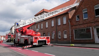 Freiwillige Feuerwehr Celle: FW Celle: Feuer im Dachstuhl in der Heese