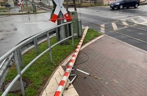 Bundespolizeiinspektion Flensburg: BPOL-FL: Bahnschranke abgefahren - Bundespolizei sucht Zeugen