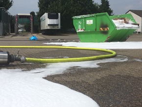 FW-KLE: Containerbrand im Gewerbegebiet