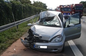 Polizei Bielefeld: POL-BI: Verkehrsunfall auf der A 2 in Rheda-Wiedenbrück. 29jähriger Pkw-Fahrer schwer verletzt