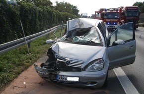 Polizei Bielefeld: POL-BI: Verkehrsunfall auf der A 2 in Rheda-Wiedenbrück. 29jähriger Pkw-Fahrer schwer verletzt