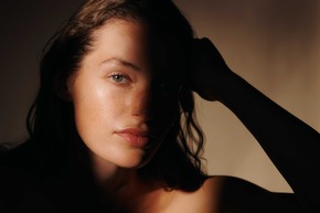 Neustart f&uuml;r die Haut: Die Dr. Hauschka Ampullenkuren unterst&uuml;tzen die n&auml;chtliche Regeneration der Haut und pr&auml;sentieren sich mit neuem Design, optimierter Anwendung und reduzierter Verpackung.