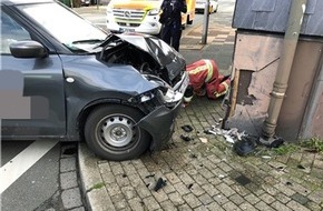 Polizei Mettmann: POL-ME: Fahrzeugführerin bei Frontalzusammenstoß mit Hauswand schwer verletzt - Velbert - 2303106