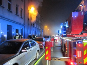 FW-GE: Feuer mit Menschenleben in Gefahr - 12 gerettete Personen bei Wohnungsbrand
