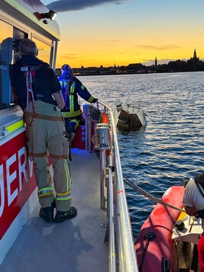 FW Konstanz: Gekentertes Segelboot im Konstanzer Trichter