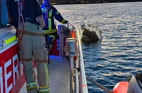 Feuerwehr Konstanz: FW Konstanz: Gekentertes Segelboot im Konstanzer Trichter