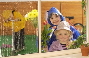 Pilkington: Wasser und Licht als Fensterputzer / Pilkington ActivTM selbstreinigendes Glas - das erste Fensterglas mit dualaktivem Selbstreinigungseffekt
