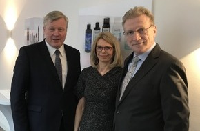 Laverana GmbH: Hannover wird natürlich / lavera verlegt Firmenzentrale nach Hannover
/ Firmengründer Thomas Haase eröffnete mit Festredner Minister Dr. Althusmann das neue Verwaltungsgebäude im Herzen Hannovers