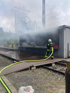 FW-EN: Verkaufscontainer gerät in Brand &amp; Verkehrsunfall - Zwei Paralleleinsätze für die Hattinger Feuerwehr