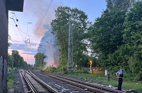 Feuerwehr Moers: FW Moers: Böschungsbrand an Bahnstrecke
