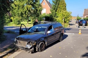 Polizeiinspektion Stade: POL-STD: Hollern-Twielenfleth: Motorrad prallte in abbiegenden Pkw - Kradfahrer schwer verletzt