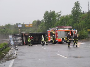 FW-D: LKW liegt quer auf Autobahn - Zwei Verletzte