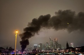 Feuerwehr Frankfurt am Main: FW-F: Brennender Reisebus am Mainufer in Sachsenhausen