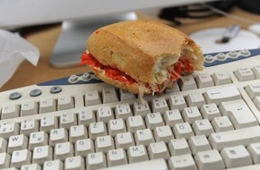 HUK-COBURG: Tipps für den Alltag: Kleiner Knigge für den Arbeitsplatz / Essen und Radiohören sind nicht automatisch gestattet - Chef entscheidet (mit Bild)