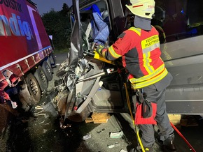 FW-PL: Schwerer Verkehrsunfall mit einer eingeklemmten Person