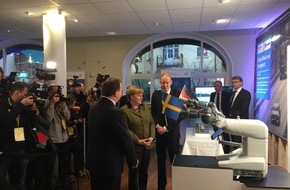 ABB AG: Digitalisierung als Basis für Wettbewerbsfähigkeit / Bundeskanzlerin Merkel zu Besuch beim German Swedish Tech Forum; ABB präsentiert Zweiarmroboter YuMi